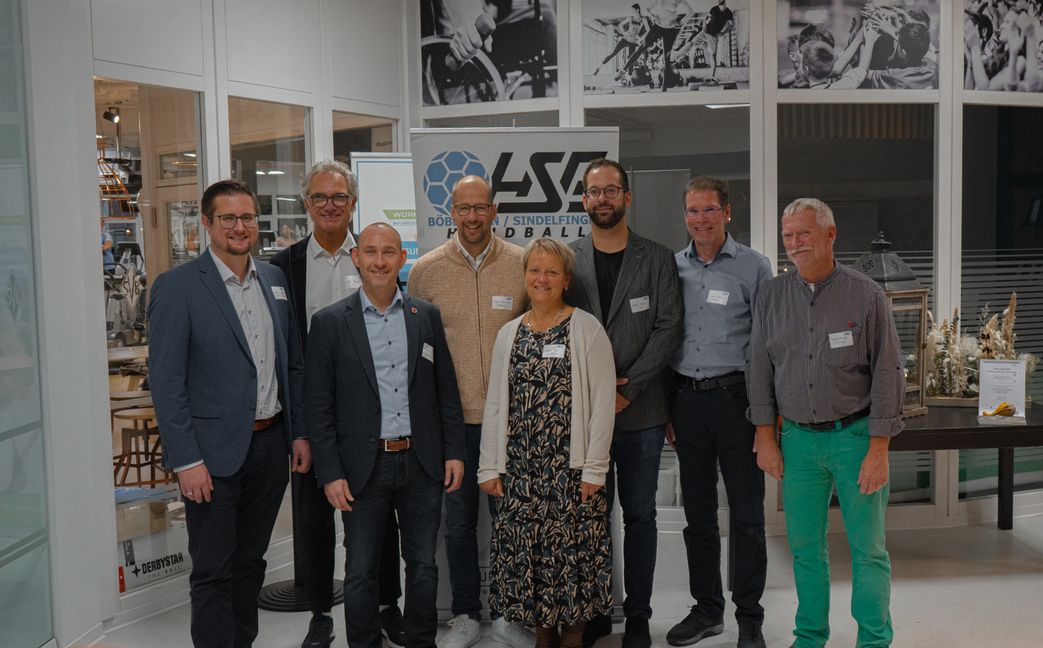 Die Hauptdarsteller beim HSG-Jubiläumsfest im Restaurant Paladion (vonlinks): Christian Keipert (Sport- und Bäderamtsleiter Sindelfingen), Ralf Maurer (Vorstand HSG Böblingen/Sindelfingen), Dr. Stefan Belz (Oberbürgermeister Böblingen), Jürgen Schweikardt (Geschäftsführer TVB Stuttgart), Andrea Petri (Finanzreferentin VfL Sindelfingen), Fabian Pirschke (Vorstand HSG Böblingen/Sindelfingen), Ewald Agresz (Präsident SV Böblingen) und Andreas Bonhage (Vize-Präsident VfL Sindlfingen). Bild: Zvizdiç