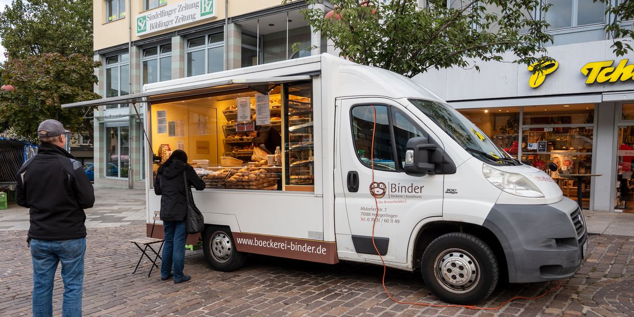 Beliebt ist der Stand der Holzgerlinger Bäckerei Binder auf dem Sindelfinger Wochenmarkt. Doch weil die Bäckerei Binder schließt, wird dort künftig ein anderer Bäcker seine Backwaren anbieten. Welcher? Das ist noch offen. Bild: Nüssle