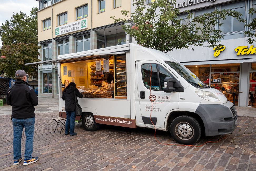 Beliebt ist der Stand der Holzgerlinger Bäckerei Binder auf dem Sindelfinger Wochenmarkt. Doch weil die Bäckerei Binder schließt, wird dort künftig ein anderer Bäcker seine Backwaren anbieten. Welcher? Das ist noch offen. Bild: Nüssle