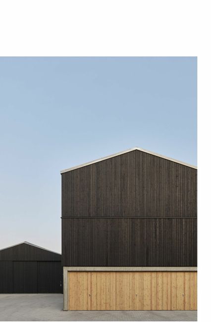 . . . und eine Scheune mit Holzfassade und Sichtbeton, die von verschiedenen Gruppen aus der Gegend genutzt wird.
