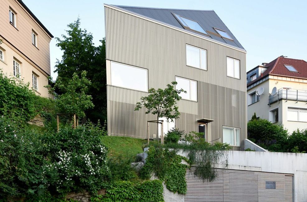 Gestalterisch herausragendes Beispiel für Nachverdichtung in der Stadt Stuttgart. Das Haus für zwei Familien von HIIIS Harder Stumpfl Schramm mit Sebastian Wockenfuss hat jüngst auch den  Architekturpreis „Beispielhaftes Bauen“ erhalten.