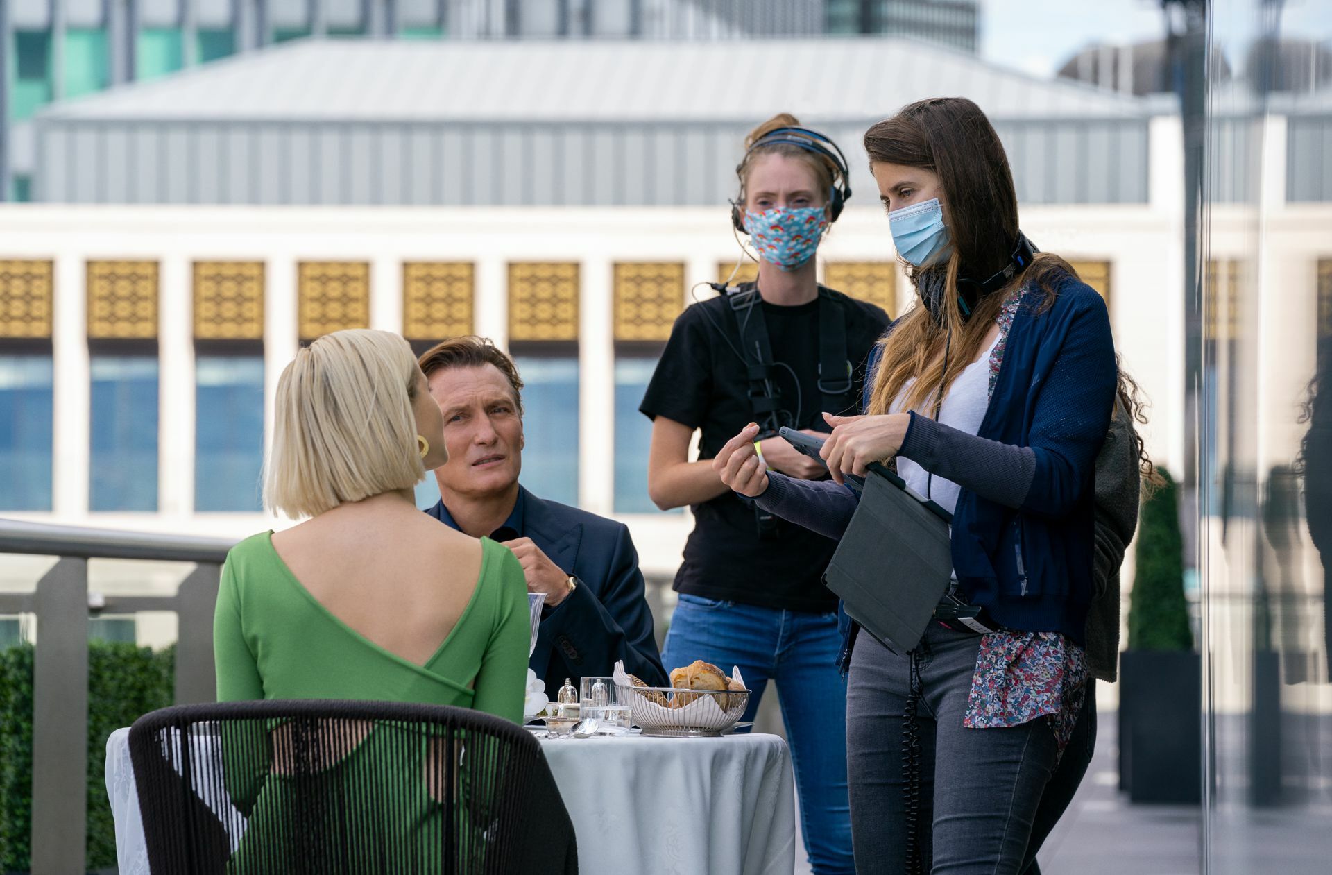 Anja Marquardt (rechts) mit Julia Goldani Telles und Oliver Masucci Foto: Starzplay/Amiee Spinks