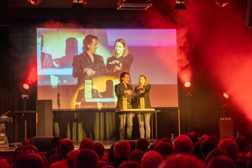 Messer-Roulette mit Julia Rosengrün, der Frau des Bürgermeisters.