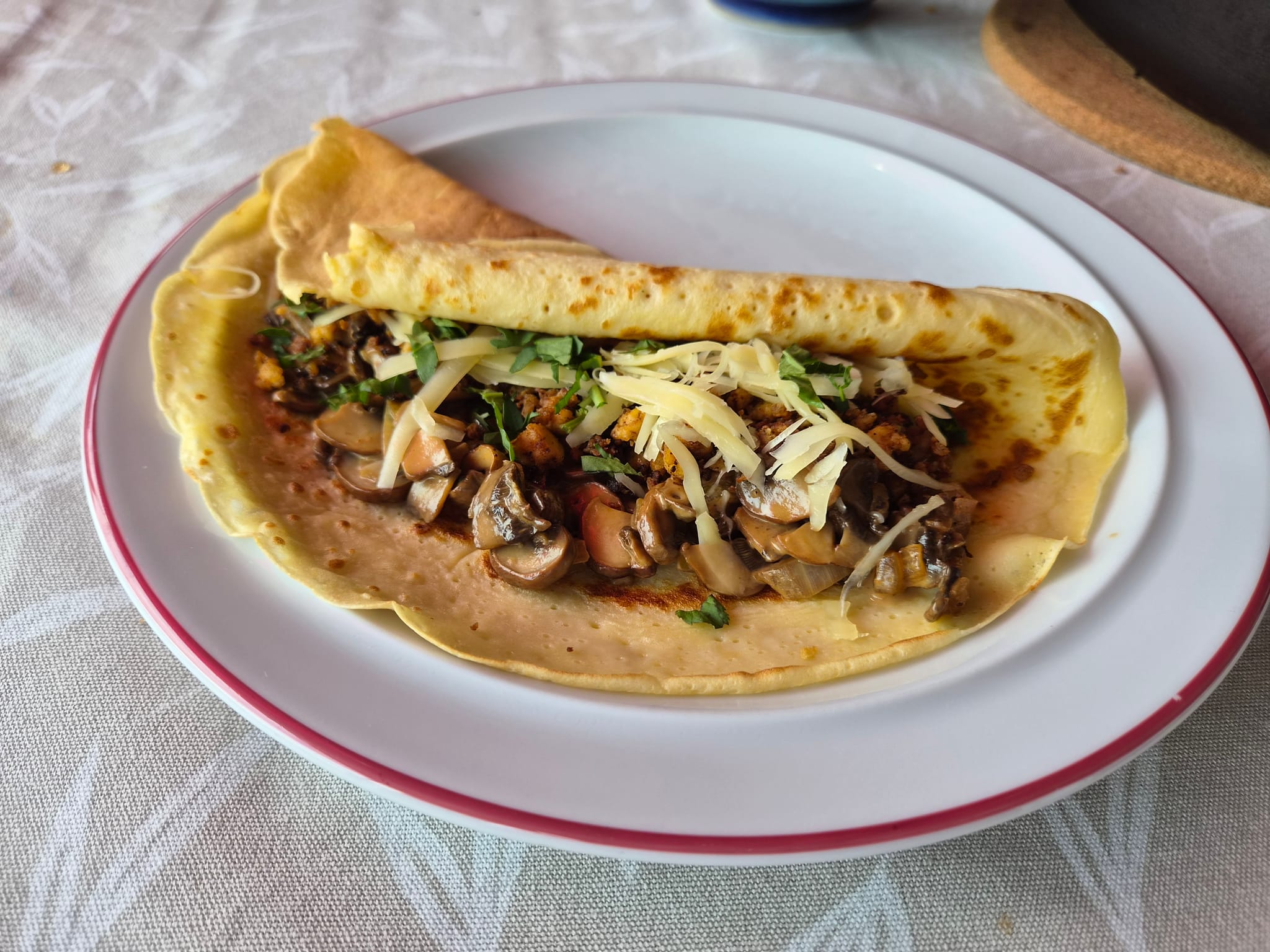 Vegetarisch gefüllter Pfannkuchen mit Tofu und Pilzen
