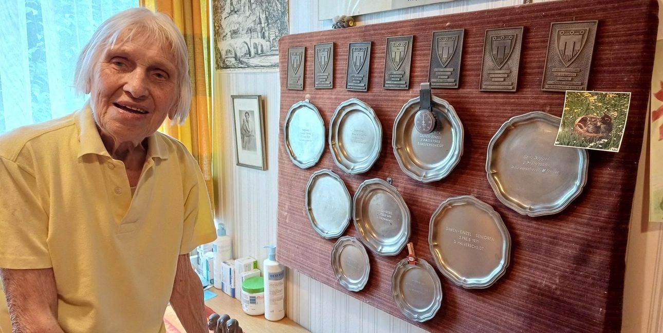 Viele Erinnerungsstücke hängen bei Dorrit Halverscheidt an der Wand.