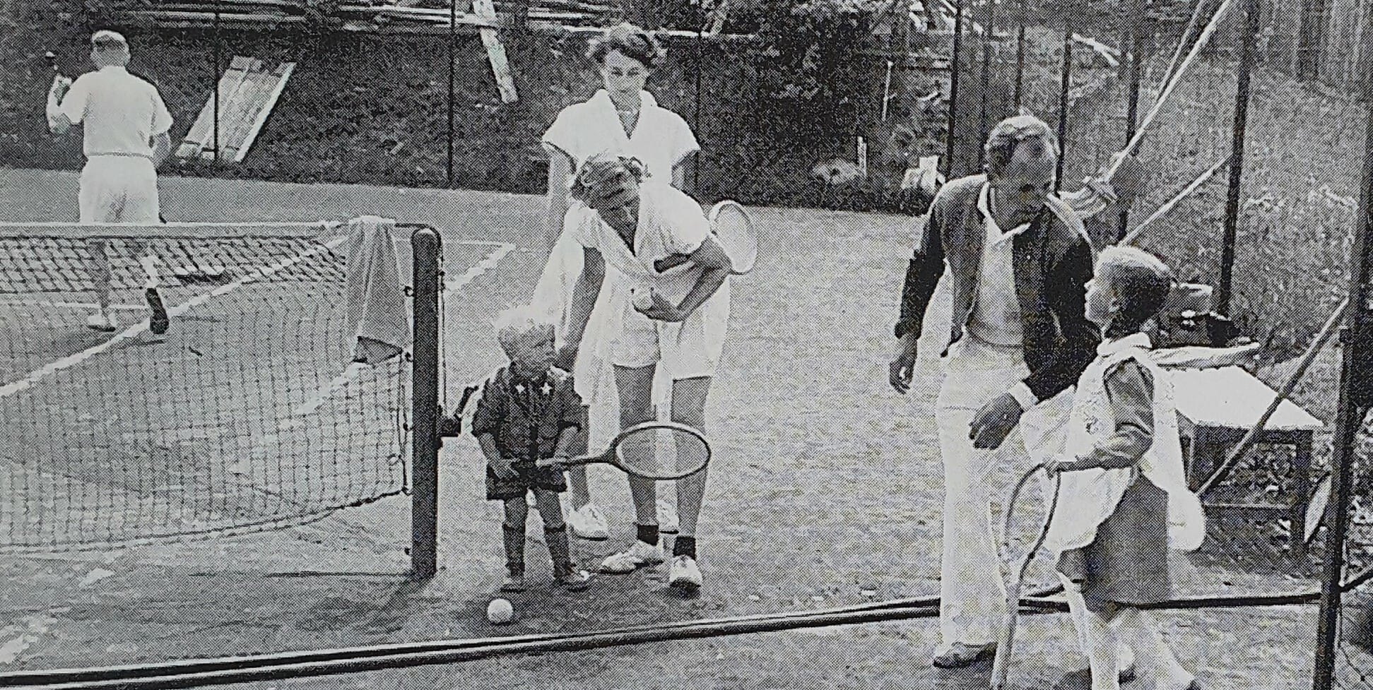 Platzpflege auf Platz 1 mit Karl Halverscheidt, Elisabeth Telser, Dorrit Halverscheidt und dem kleinen Joachim sowie Willi Weber mit Tochter Gudrun (von links). Das Datum der Aufnahme ist nicht bekannt.