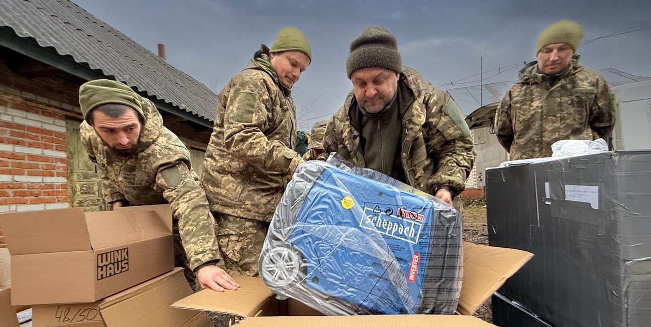 Ukrainische Soldaten packen die Hilfslieferungen von Stromaggregaten aus Weil der Stadt aus.