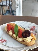 Saisonal, sinnlich, französisch: Eclair mit Erdbeeren und Vanillecreme.