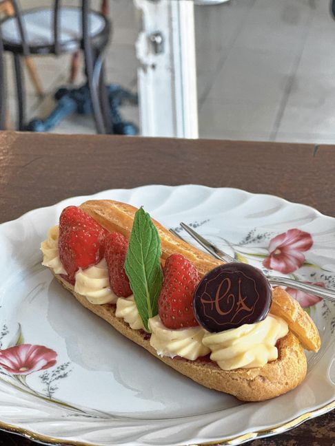 Saisonal, sinnlich, französisch: Eclair mit Erdbeeren und Vanillecreme.
