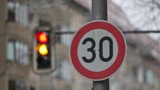 Eine neue Studie beleuchtet die Wirkung von Tempo-30-Zonen auf Straßen. (Symbolbild)