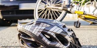 Der Fahrradfahrer stand nach seinem Sturz wieder auf und fuhr weg.