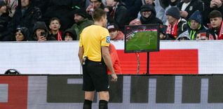 Der Maichinger Schiedsrichter Tobias Reichel am Bildschirm.