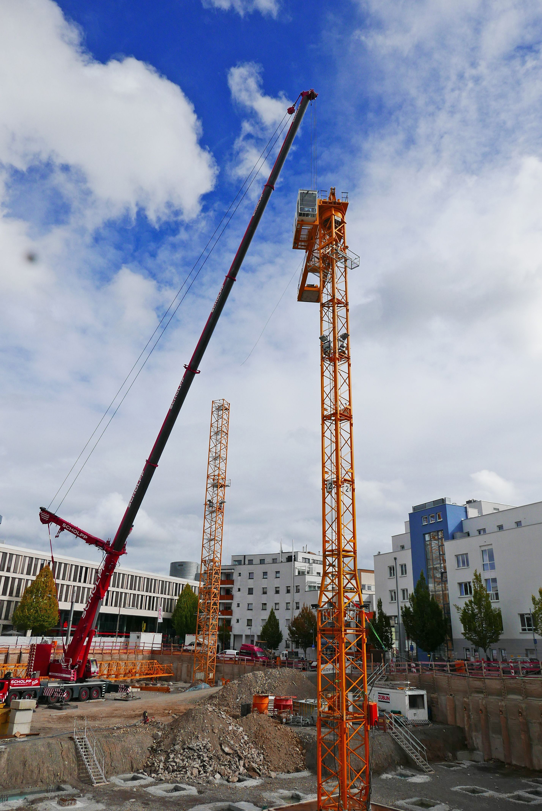 Die Stuttgarter Baufirma Züblin lässt auf der Baustelle des Böblinger City Carré die Kräne abbauen. Bilder Jung