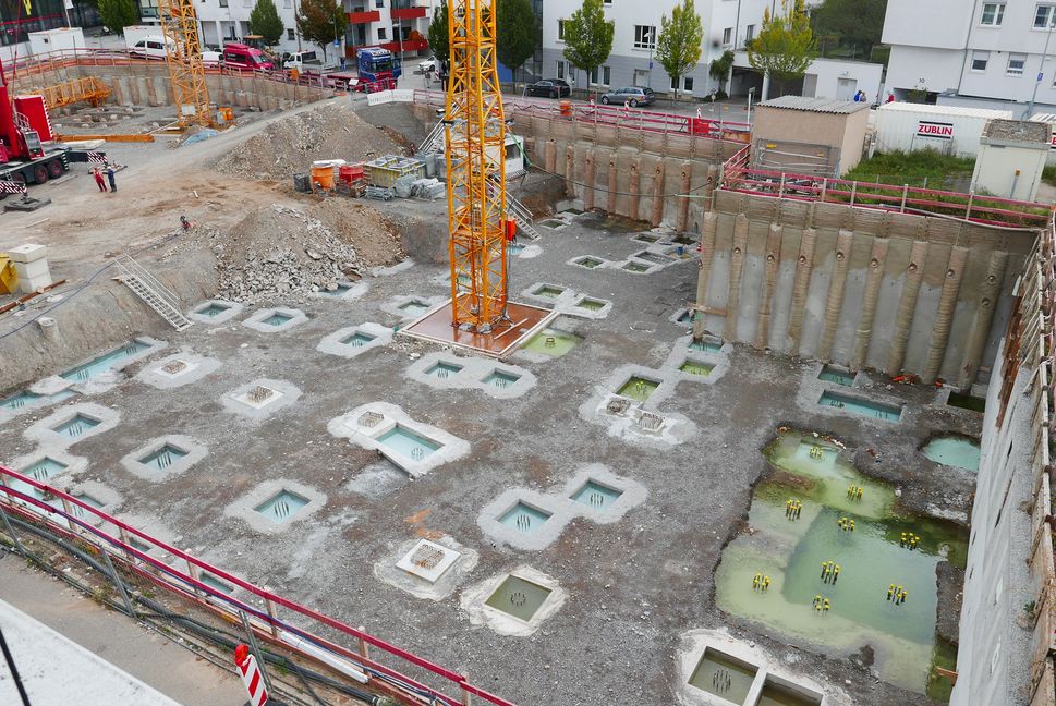 Die Pfähle zur Grundung sind in den Boden gerammt. Sonst ist die Baustelle noch nicht weiter gekommen.