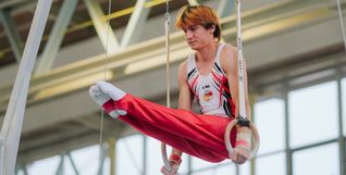 Manu Tschur an den Ringen. So sehr sich die Turner der WTG Heckengäu auch mühten, Karlsruhe-Grötzingen war in der Renninger Stadionhalle nicht zu schlagen. Bild: Eibner