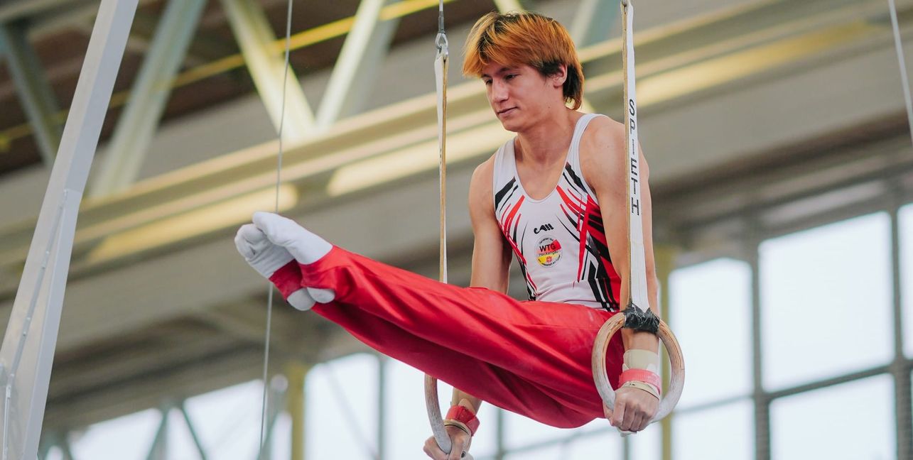 Manu Tschur an den Ringen. So sehr sich die Turner der WTG Heckengäu auch mühten, Karlsruhe-Grötzingen war in der Renninger Stadionhalle nicht zu schlagen. Bild: Eibner