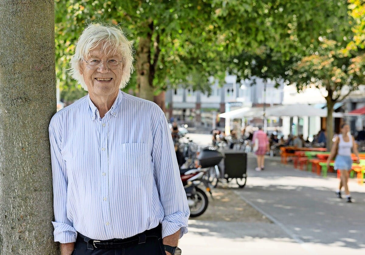Michael Kienzle lehnt an einer der Rosskastanien, die in den 25 Jahren beträchtlich gewachsen sind und auf dem Marienplatz ebenfalls für Schatten sorgen.