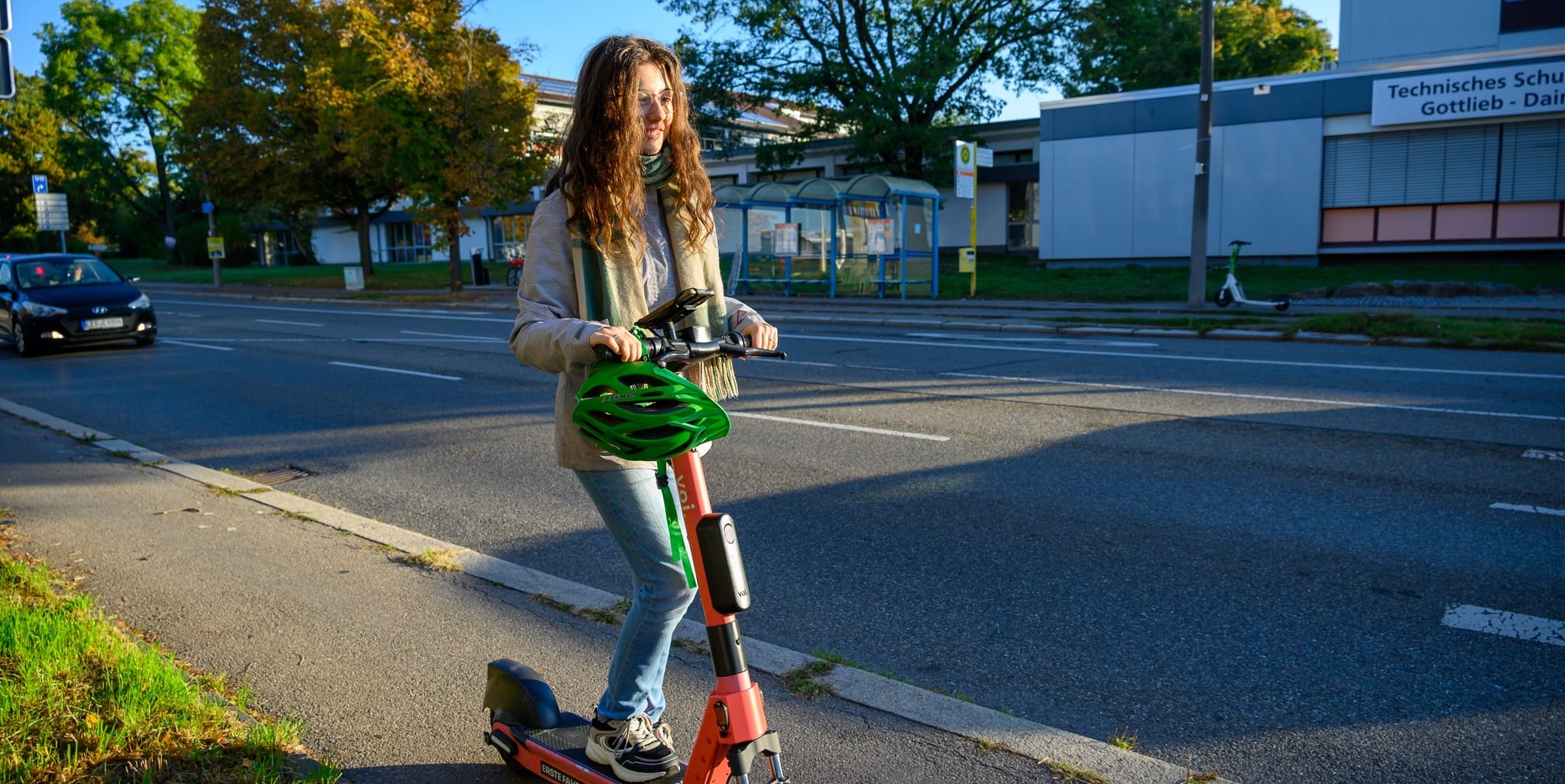 Mit dem E Scooter auf dem Radweg unterwegs.
