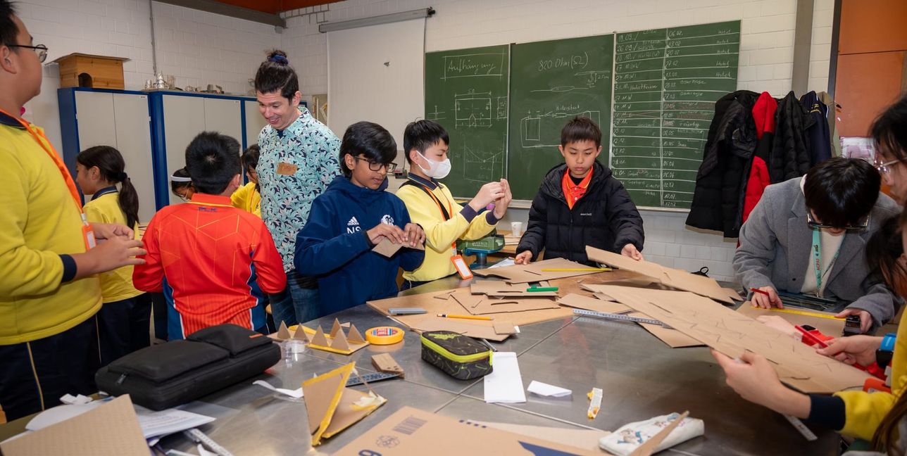Brücken über Kulturen hinweg zu bauen, dazu waren die Schüler der beiden Schulen im Jugendforschungszentrum zu Gast. Bild: Nüßle