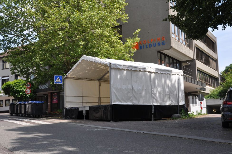 Die Bühne in der Ziegelstraße ist fertig.