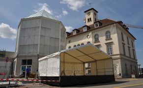 Die Bühne am Rathausvorplatz steht.