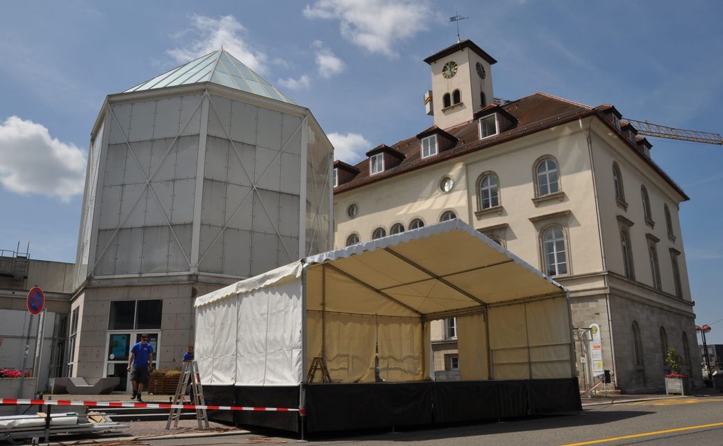 Die Bühne am Rathausvorplatz steht.