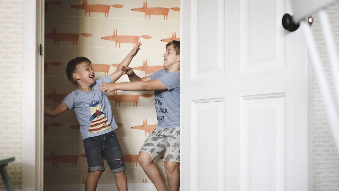 Wenn mal wieder körperlich gerauft wird, regt das meist vor allem die Eltern auf.