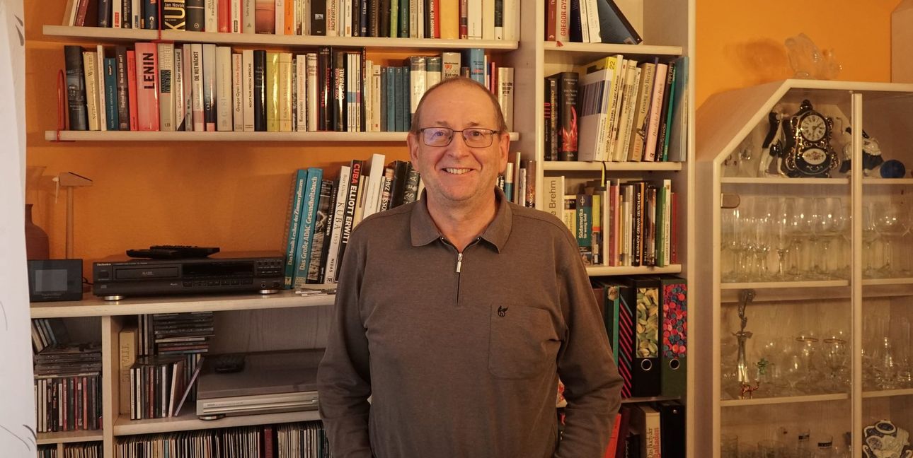 Richard Pitterle mit Büchern, CDs und Schallplatten.