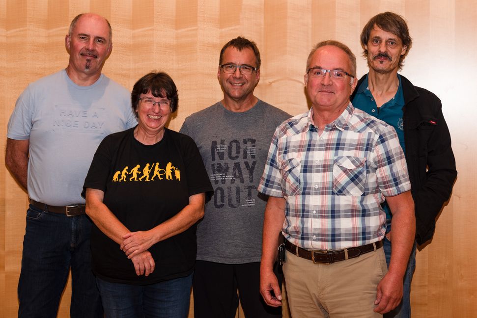 Der neue Vorstand setzt sich aus Zuchtwart Gerhard Müller, Sabine Holmgeirsson (2. Vorsitzende) Thomas Braun (Kassier Michael Bomeier (Schriftführer) und dem Vorsitzenden Peter Sohns zusammen (von links). Bild: Nüßle