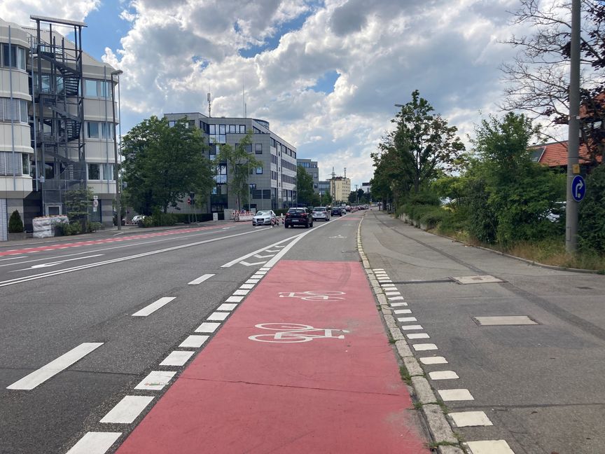 Der Fahrradweg zwischen Herrenberger Straße und Talstraße wird wieder auf den Gehweg verlegt. Bild: Jung