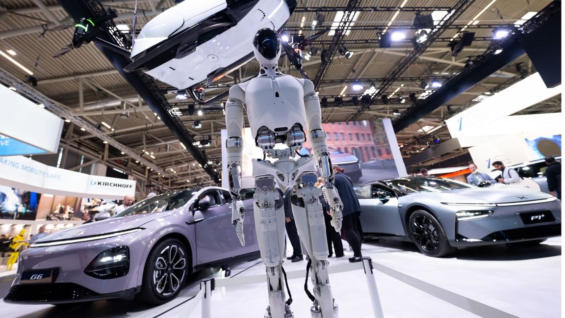 Ein Roboter, ein Flugtaxi und E-Autos  des chinesischen Herstellers XPENG