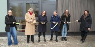 Ein Band für den Erweiterungsbau: Marcela Bareither-Frenzel (Projektleiterin), Svenja Hauser (Schulleiterin), Bianca Gruber (Erste Beigeordnete), Bürgermeisterin Anna Walther, Julia Kreidler (Projekt-Architektin), Nami Kriegel (Projekt-architektin/von links).