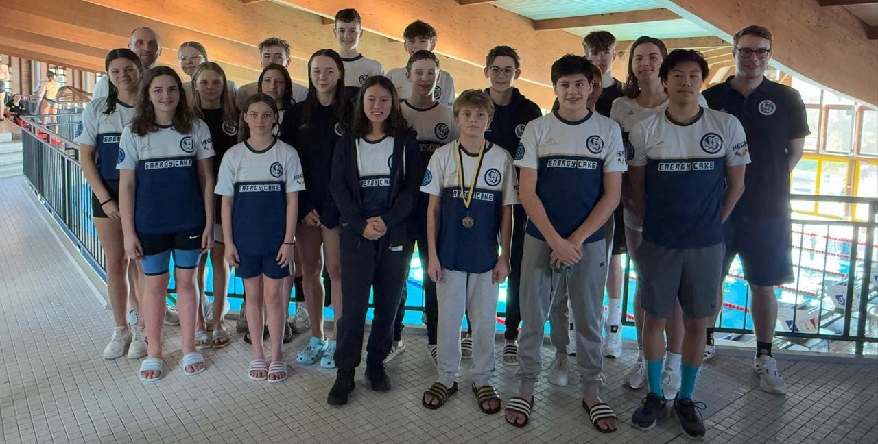 Die erfolgreichen Sindelfinger Schwimmer mit ihren Trainer Peter Lemesch (letzte Reihe links) und Tobias Ehret (rechts).