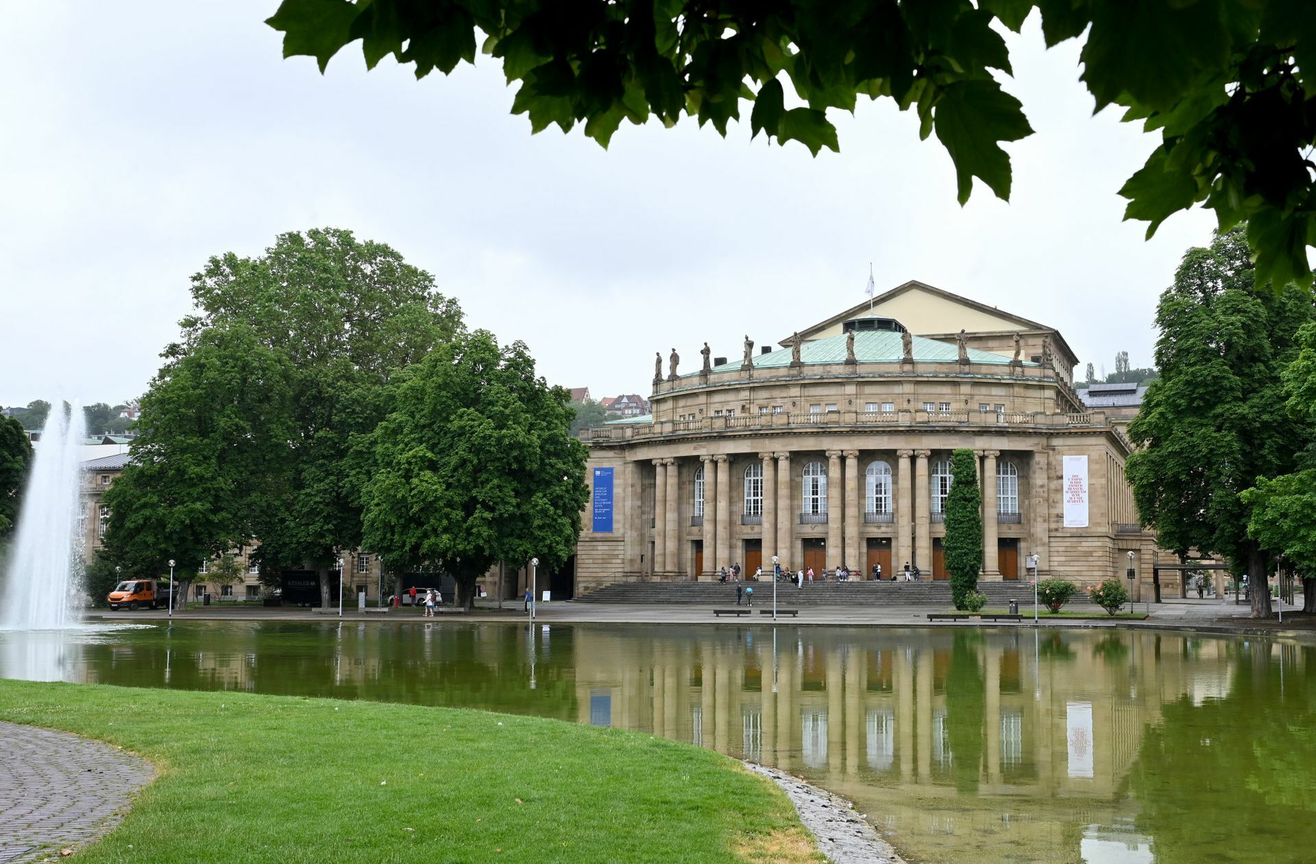 Das Stuttgarter Staatsorchester spielte sein Neujahrskonzert 2022 im Opernhaus.
 Foto: dpa/Bernd Weißbrod