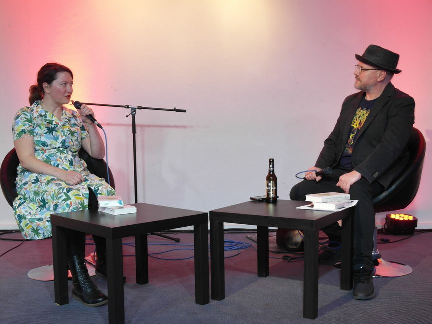 Bei Steffen Volkmers (rechts) Literatur-Talk "Buchsalat mit Wortdressing" ist die Biologin und Wissenschaftsjournalistin Caroline Ring zu Gast gewesen und hat beim Böblinger Kulturnetzwerk Blaues Haus unter anderem von den über 300 kalifornischen Mammutbäumen erzählt, die wegen König Wilhelm I. seit über 150 Jahren in ganz Baden-Württemberg stehen. Bild: Staber