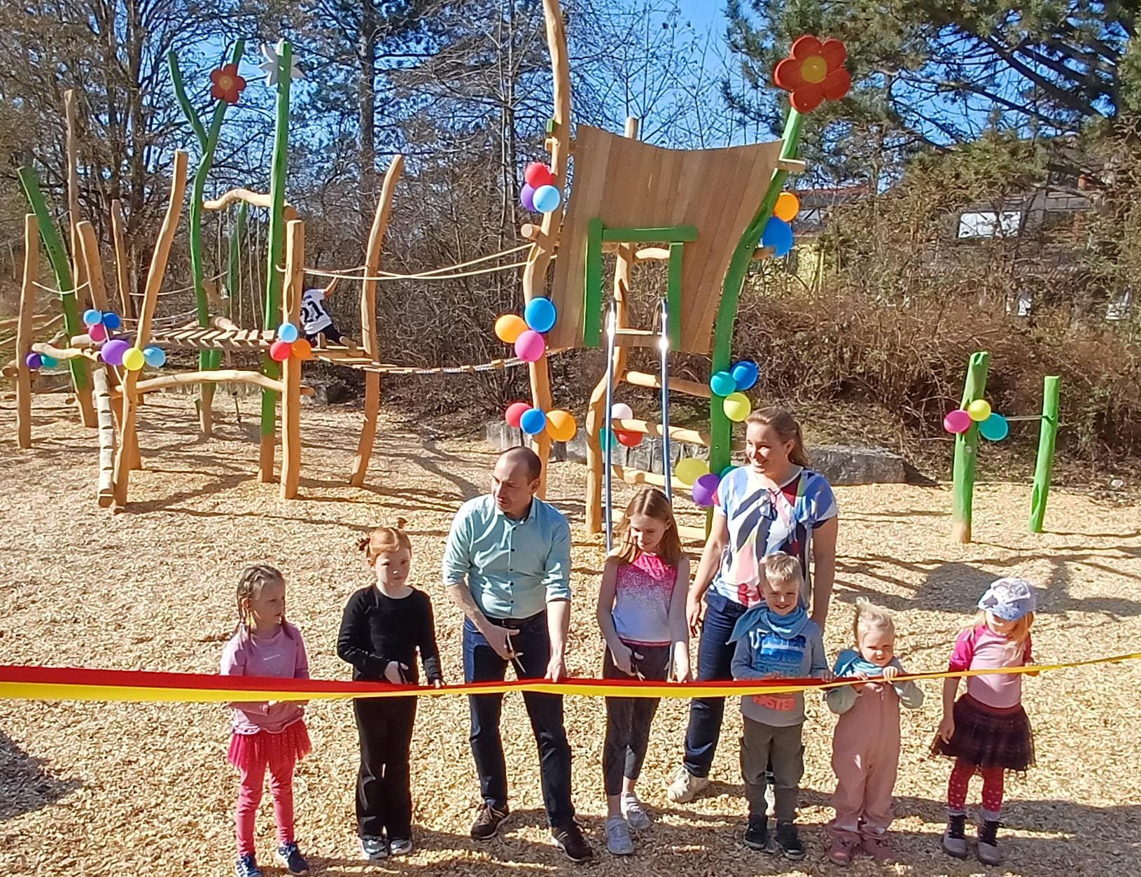 Oberbürgermeister Dr. Stefan Belz hat den modernisierten Spielplatz freigegen. Bild: Elbers