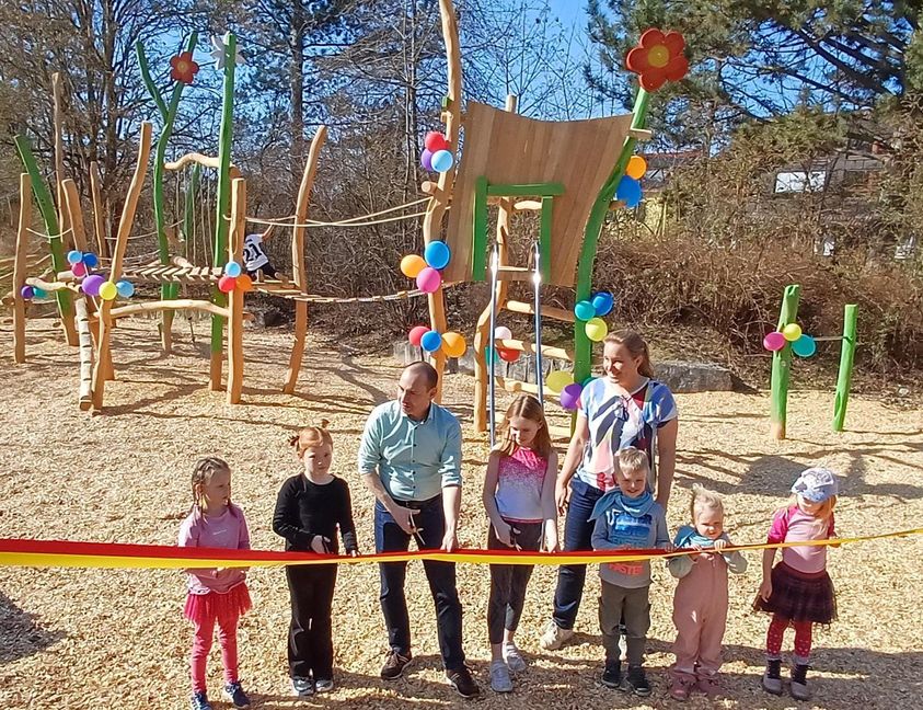 Oberbürgermeister Dr. Stefan Belz hat den modernisierten Spielplatz freigegen. Bild: Elbers