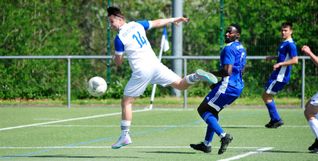 Nick Zajontz (links) sorgte im Heimspiel des TSV Schönaich gegen den FSV Deufringen für das wichtige 2:1. Bild: photostampe