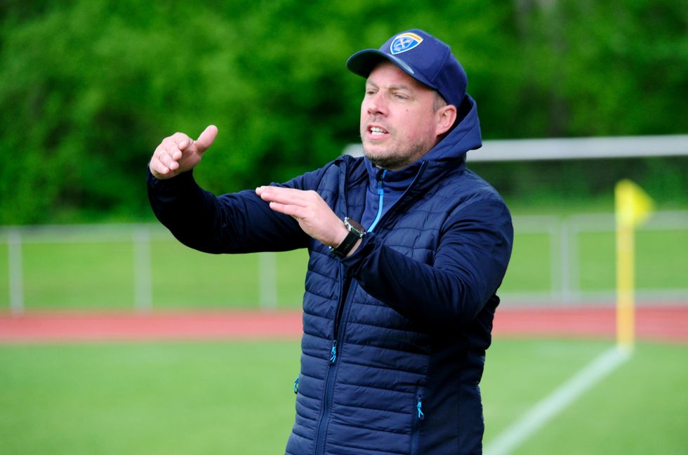 Trainer Marcel Lindner und der TVD gewinnen deutlich mit 4:0 in Gechingen.