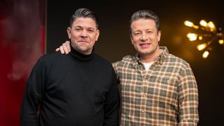 Duell der Starköche: Tim Mälzer (links) tritt gegen Jamie OIiver an.