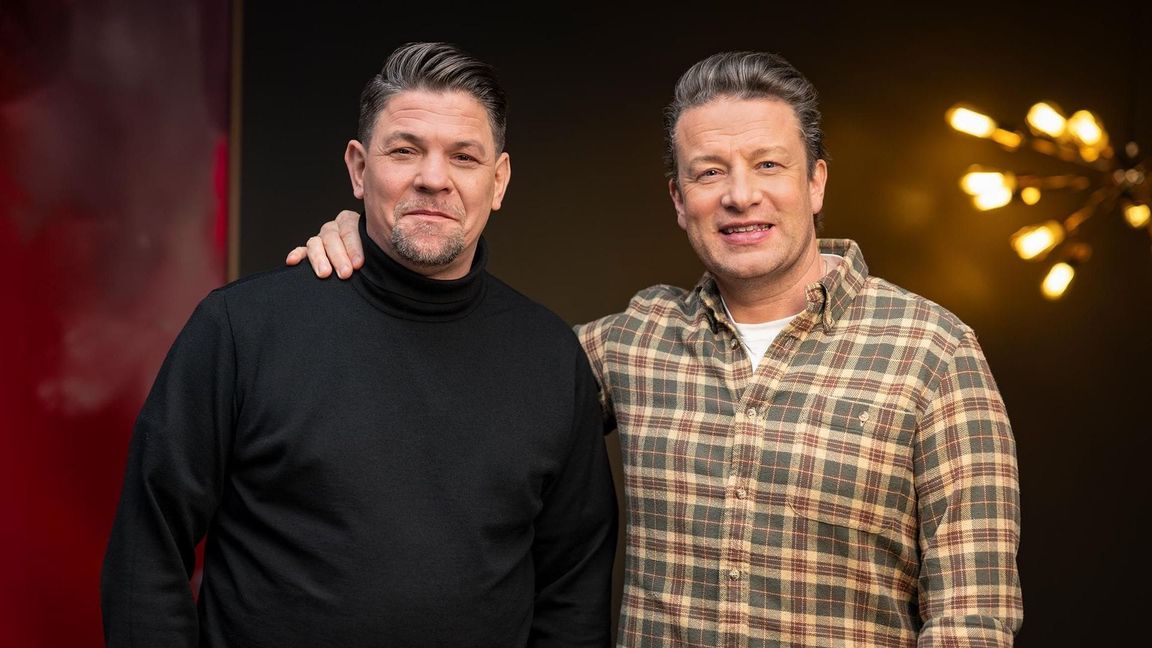 Duell der Starköche: Tim Mälzer (links) tritt gegen Jamie OIiver an.