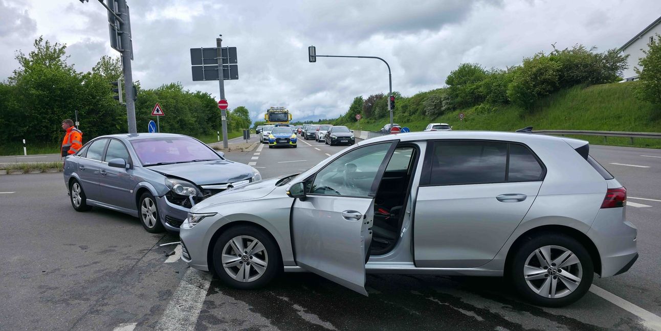 Der Opel und der VW mussten abgeschleppüt werden.