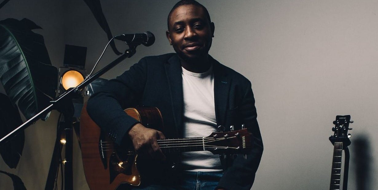 Singer-Songwriter Sam Samba tritt beim „Hope“-Gebetskonzert im Sindelfinger Christuszentrum auf.
