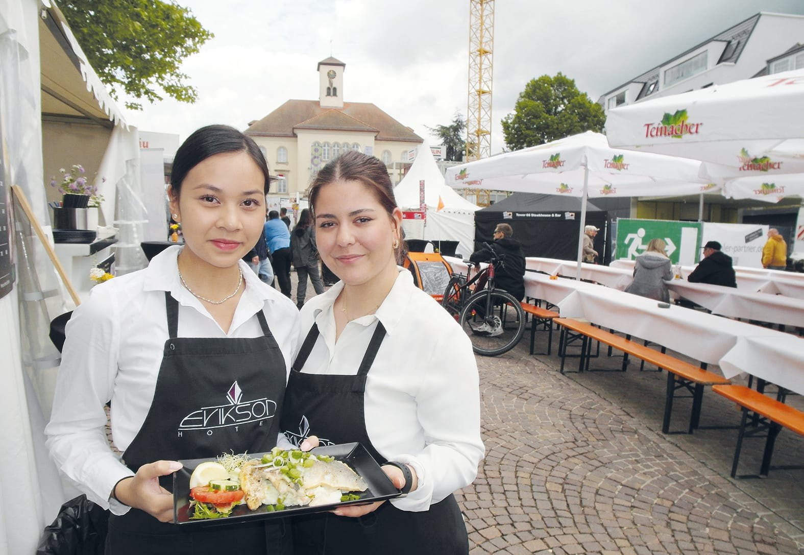 Vian Le und Yesim Toprak (von links) vom Hotel Erikson präsentieren das Doradenfilet, das auf dem Sindelfinger Schlemmermarkt für 19 Euro zu haben ist.