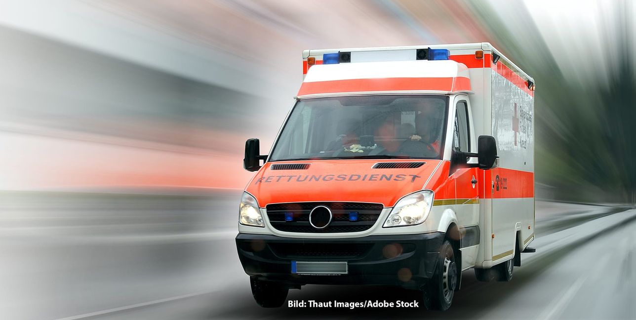 Der Senior wurde ins Krankenhaus gebracht. 	Bild: Adobe Stock