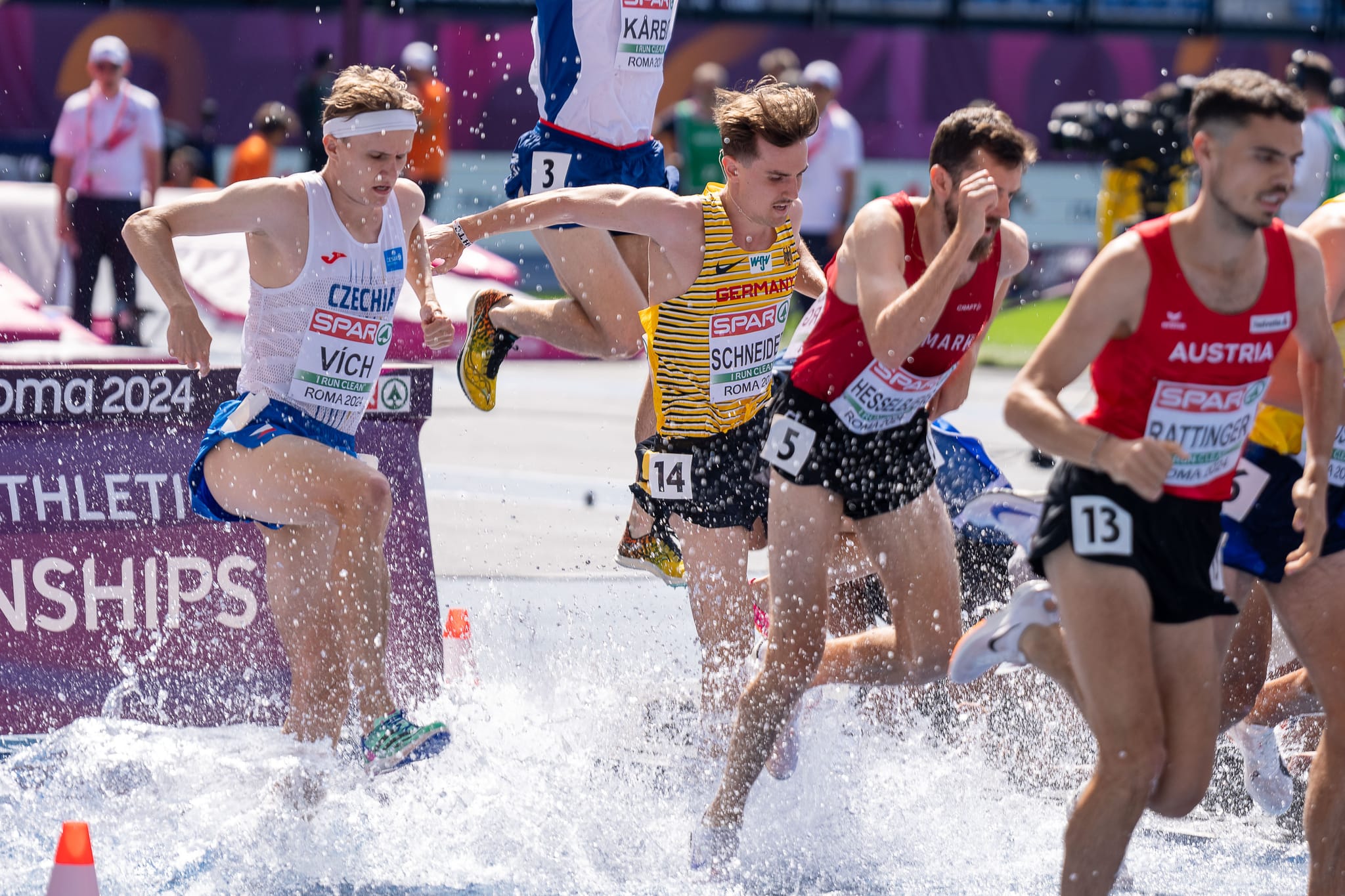 Velten Schneider (Zweiter von links) bei den  Olympischen Spielen in Paris im Wassergraben. Der Sindelfinger wird Zehnter über die 3000  Meter-Hindernis.