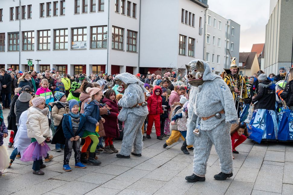 Der Bonbonregen war für die Kinder das Highlight.