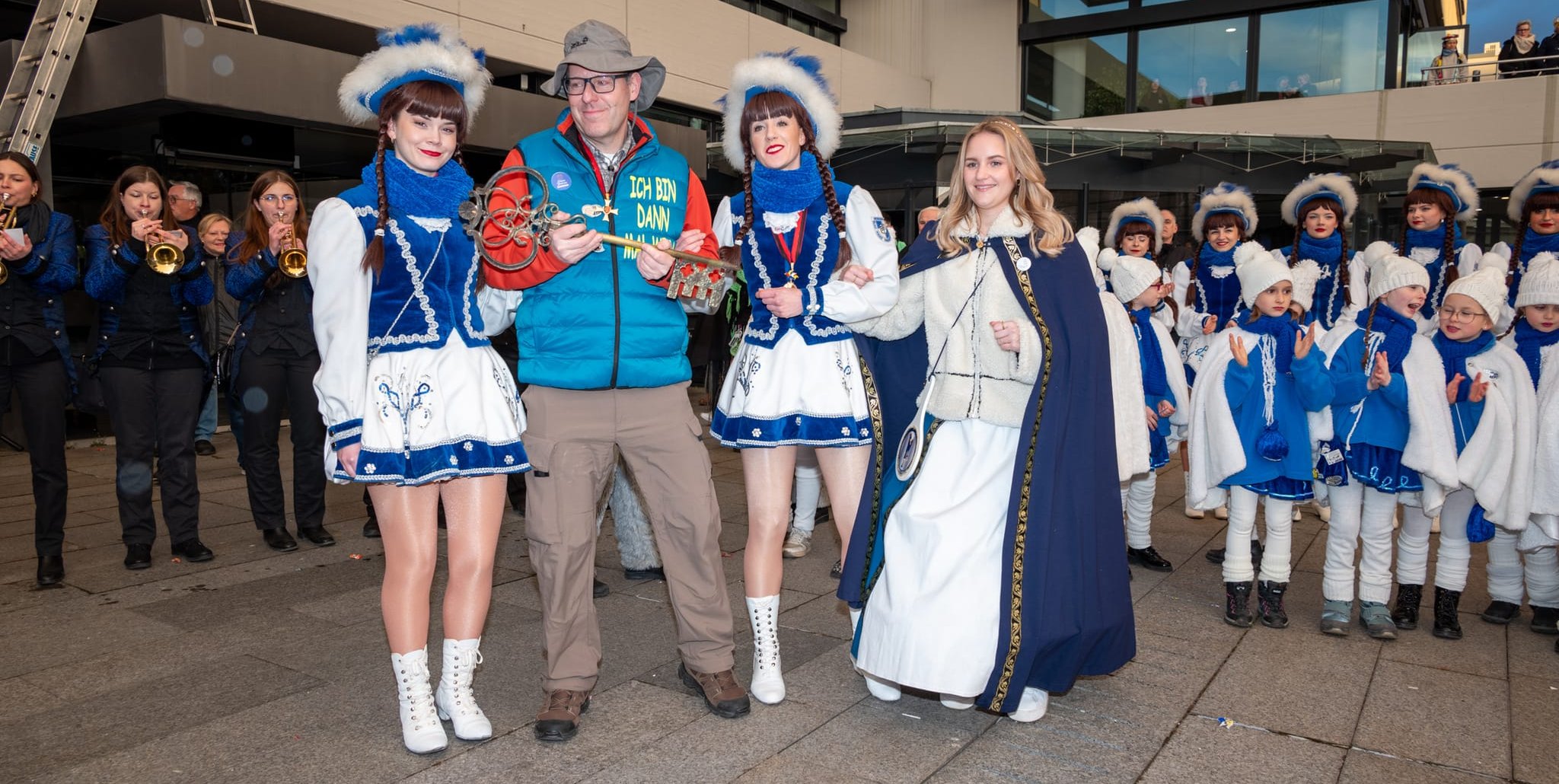 Noch hält Oberbürgermeister Dr. Bernd Vöhringer den Schlüssel in der Hand, während Mechthild von der Pfalz bereits danach greift.