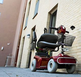 Wir müssen draußen bleiben: Viele Wohnungen in Stuttgart sind nicht barrierefrei und deshalb nicht mit Rollator begehbar. Wir müssen draußen bleiben: Viele Wohnungen in Stuttgart sind nicht barrierefrei und deshalb nicht mit Rollator begehbar.