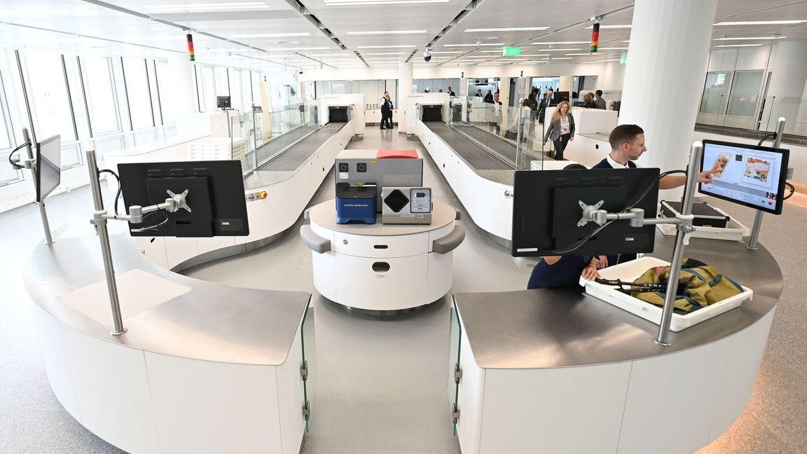 Dank neuer Handgepäckscanner könnten die Flüssigkeitsregeln fürs Flugzeug-Handgepäck bald Geschichte sein. (Archivbild)